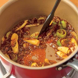 麻辣だれを炒めてスープを作る