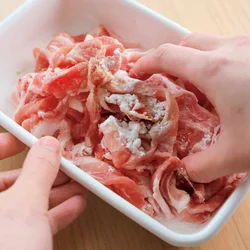豚肉は下味で片栗粉をまぶしておくと肉がしっとりとし、程よいとろみがつく。