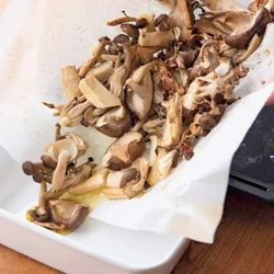 オーブン用ペーパーに残った焼き汁にはうまみがたっぷり。保存容器に汁ごと入れる。