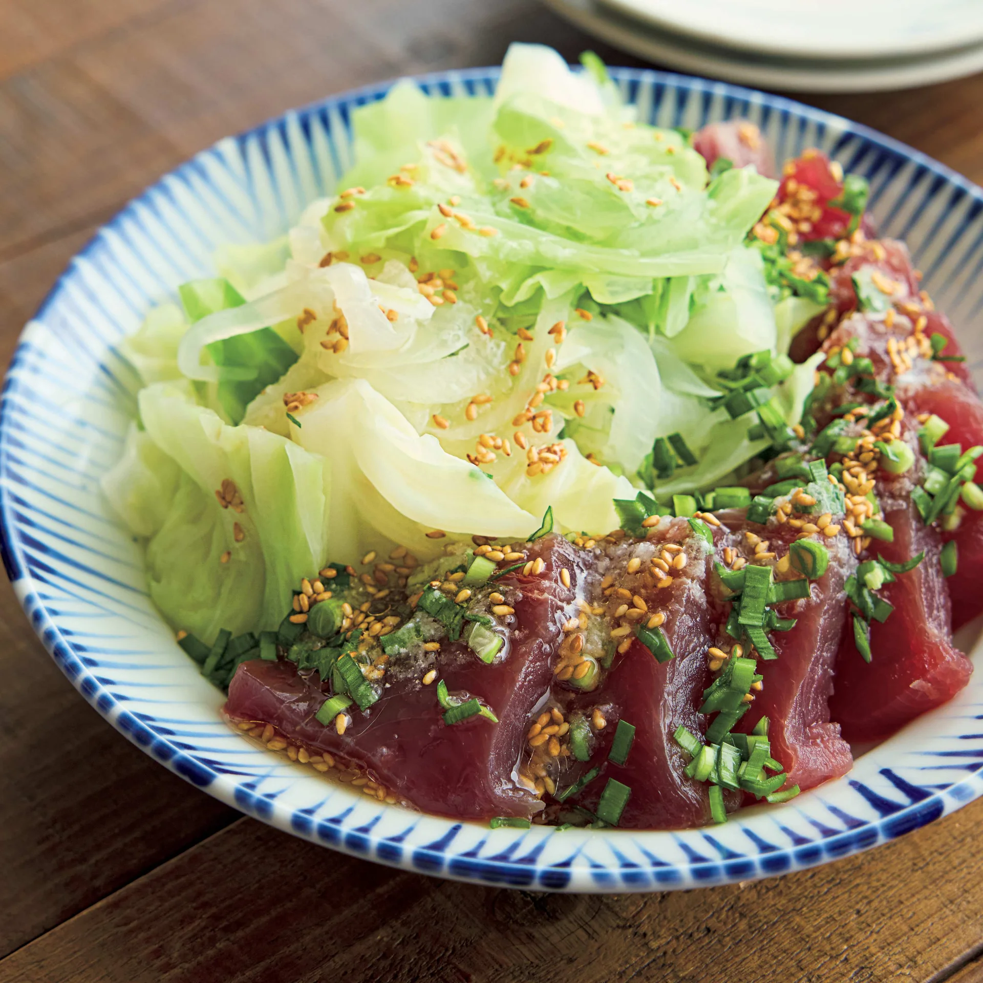 かつおとキャベツのうま塩にんにくだれ