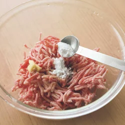 肉だねに片栗粉を加えることでまとまりやすくなる。