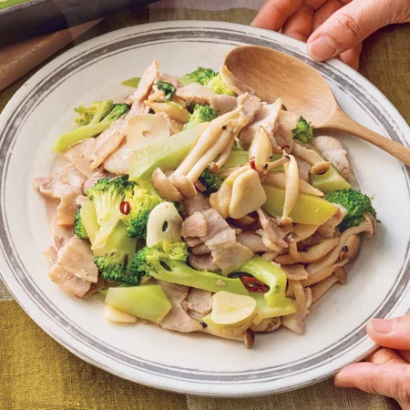 豚バラ肉とブロッコリーのペペロンチーノ