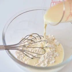 小麦粉に豆乳を加えて混ぜ、約10分おくともっちりとしたころもになる。