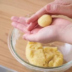 よく混ぜた生地を一口大に丸める。