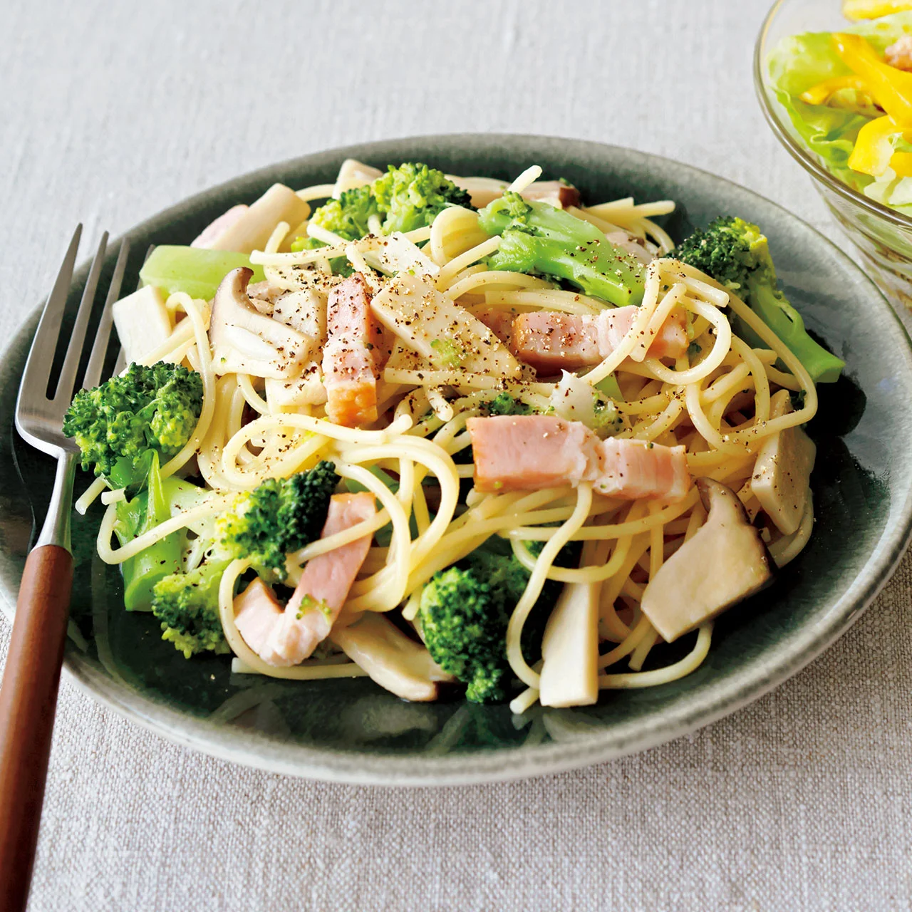 ベーコンとブロッコリーのパスタ