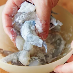 【時点テク】えびに片栗粉をまぶしてから煮ると、自然にとろみがついて◎！