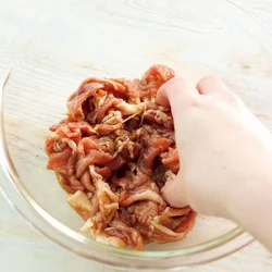 豚肉の下準備をする