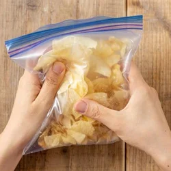 ポテトチップスは大きいと食感の邪魔になってしまうので、とにかく細かくくだくのがポイントです。