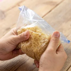 なるべく薄切りのポテトチップスを選ぶと、細かくしやすいですよ。