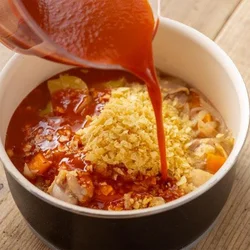 野菜ジュースを入れてから弱火でじっくり煮込むのがコツです。野菜ジュースはトマトの酸味が強いものが多いので、ここでしっかり煮込むことで酸味を飛ばします。 （とても飛びはねやすいので必ずふたをして煮込んでくださいね）