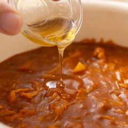 もしも煮込んでも酸味が残ってしまうようなら、はちみつか砂糖を加えることで、酸味を和らげることができます。