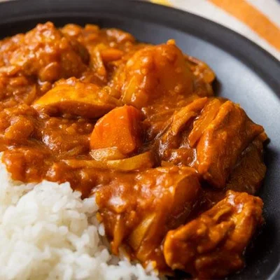 【野菜ジュース&ポテチでおいしくなる理由】

カレーを味わい深く濃厚なものにする手段の一つとして、多種多様な具材を煮込む方法があります。野菜ジュースは、何十種類という野菜が使われ、加熱処理されています。つまり、野菜ジュースを使うことで手軽に濃厚で複雑な風味のカレーを作ることができるのです。

そして、野菜ジュースと同時におすすめしたいのがポテトチップス。カラッと揚がったポテトチップスの香ばしい風味が、半日がかりで具材を炒めて作ったかのようなカレーにしてくれます。また、じゃがいものでんぷん質でとろみがつくので、ドロっと濃厚なカレーに仕上がりますよ。