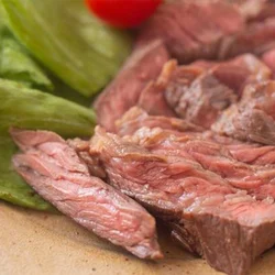 ステーキを焼くときの6つの鉄則（1）厚さが均等なお肉を選ぶ。 肉の厚みがまばらだと、一部分だけ焼きすぎたり、レアすぎたりするなどの失敗の元。失敗を防ぐためにも、均一な厚さの肉を選びます。包丁の背などで叩いて平たくするのも良いですよ。