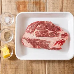 鉄則（2）お肉は室温に戻す。 冷蔵庫から出したての肉をすぐに焼くと中まで火が通りにくく、食感も固くなりやすいです。肉は焼く30分前に冷蔵庫から出して室温に置き、温度を上げておきましょう。 200Wモードのレンジで様子を見ながら温めたり、湯せんをするなどの方法でも温度を上げることができます。