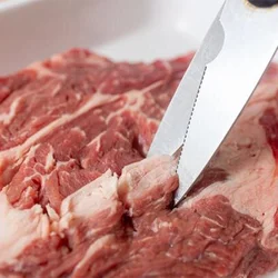 鉄則（3）お肉は筋切りする。 お肉は加熱されると収縮しますが、赤身と白い部分はそれぞれ収縮する速度が違うのです。焼いた時に肉がそりかえってしまうのは、これが原因です。白い筋の部分と、お肉の赤い部分の境目に、切れ目を入れることでこれを防ぐことができるだけでなく、焼き上がりがやわらかくなりますよ。