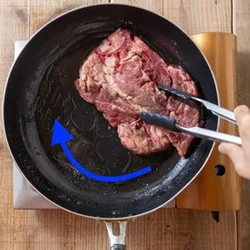 鉄則（5）フライパンはなるべく厚手のものを。 (なければ、フライパンの表面をめいっぱい使うこと！) 肉をフライパンに入れると、その瞬間温度が下がって、焼き目がつかず、肉汁も逃げやすくなってしまうため味が落ちてしまいます。お店のステーキは分厚い鉄板で焼いているため温度が下がりにくく、おいしく仕上がるのです。 家に薄いフライパンしかない時は、別の方法を使います。フライパンの表面を肉で拭くような感覚で肉を丸く動かすことで、フライパンの温度の高い部分に触れ続けさせます。こうすることで、温度を下げずに焼くことができますよ。