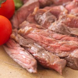 鉄則（6）トースター×アルミホイルの合わせ技で肉を休ませる。 肉が焼き上がったらアルミホイルで包むことで保温し、余熱で火を通します。ただし、季節や周りの環境によっては温度が下がりやすく、安定して同じクオリティの焼き加減にすることが難しいのです。そこで、トースターを予熱しておき、加熱を止めてから肉を入れます。こうすることで季節問わずに保温できます。