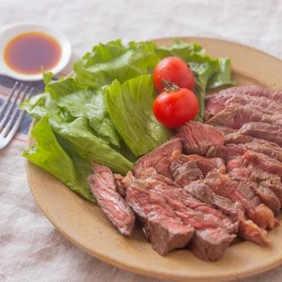 【焼き加減は、フライパンの上にのせる時間で調整を】
今回ご紹介した焼き方で、レア〜ミディアムレアくらいの焼き加減に仕上がります。もっとレアが好きという方は焼き目をつける時間を短くしてみてくださいね。肉が薄いほど加熱時間は短くなるので、肉の厚みによって加熱時間を調整してください。