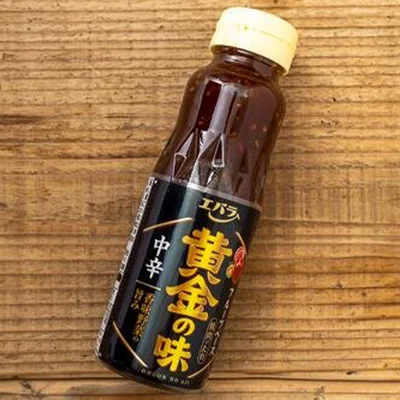 【使える焼肉のたれの選び方】
たくさん種類がある焼肉のたれですが、オススメできるものと、そうでないものがあります。チェックして欲しいのはパッケージの裏の「原材料名」のところ。これは、含有量の多いものから順に並べられています。
この原材料名の最初の方に、「果実ピューレ」や「玉ねぎペースト」など、野菜や果物の名前がきているものがおすすめです。食材の味がしっかりとするおいしい焼肉のたれの証です。
逆に、「アミノ酸調味料」や「果糖ぶどう糖液」などが材料の先頭にきているものは、あまりおすすめしません。