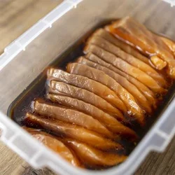 ふつうに漬けると、こんなふうに刺身の1枚1枚が重なってしまってムラができるのですが、袋に入れることで防ぐことができます。