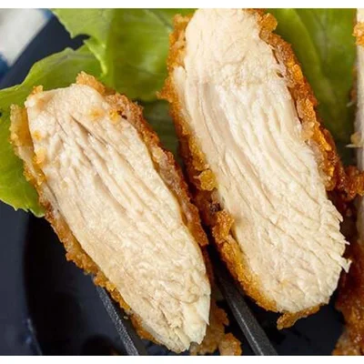 揚げ物って油が少なめだとサクサクカリッとした食感が得にくいのですが、コーンフレークを使うことで、ちゃんとクリスピー感が得られるのがポイント。下ごしらえがほぼ不要だから、調理の手間がかからないのも魅力です。