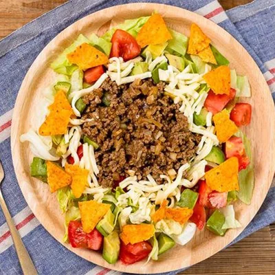 チーズはシュレッドチーズを使うのもおすすめです。その場合は「加熱用」と書いていない、生で食べられるものを使ってくださいね。他にも使う野菜をいろいろアレンジしながら、ご家庭でタコスサラダボウルを楽しんでみてはいかがでしょうか。