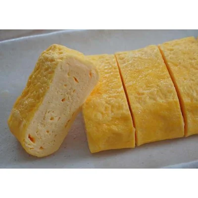 【卵の混ぜ方とプラスのひと手間でいつもの卵焼きが劇的においしく！】

卵3個に対して水大さじ3、マヨネーズ大さじ1がベストです！ 卵の味わいも損なわれず、ふわふわでおいしい卵焼きになりますよ。

調理のポイントは、卵をしっかり溶きほぐし、泡だてないように静かに混ぜること。卵液をこして溶けきれなかった白身やカラザ、卵黄膜を取り除くことで見た目も口当たりもよくなります。