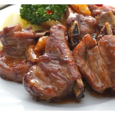 【最後にしっかり煮詰めて美味しいスペアリブに】
煮込む前にお肉を焼かなくても、最後にしっかり煮詰めることで、油とタレが分離し油っぽくない美味しいスペアリブになります。