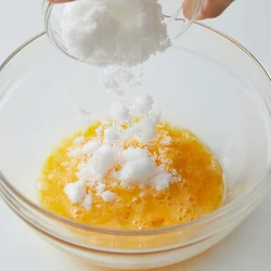 卵を溶きほぐすようによく混ぜたら、砂糖を加える。