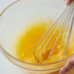 卵を溶きほぐすようによく混ぜたら、砂糖を加える。