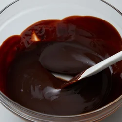 ゴムべらで、ゆっくりなめらかになるまで混ぜる。急いで混ぜると温度が下がり、チョコレートが溶けにくくなるので気をつけて！