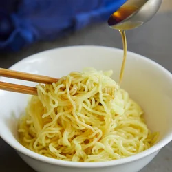 麺にごま油をからめておくと、麺と具がなじみやすい。