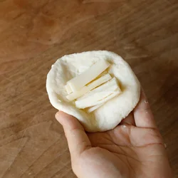 スティックチーズがない場合は、ピザ用チーズを使っても◎