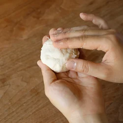 チーズがはみ出さないように、生地をしっかりとじます。