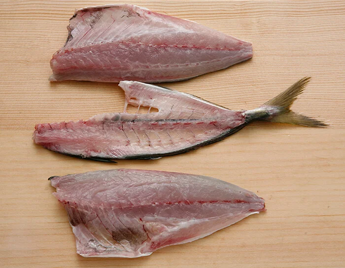 あじを三枚におろす
