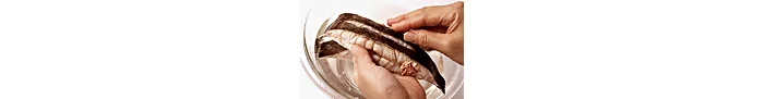 霜ふりにしたかれいの切り身をたまり水で洗う
