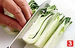 チンゲン菜の基本の扱い方(葉と軸（肉厚の部分）を分けて切る（２）の画像