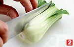 チンゲン菜の基本の扱い方(葉と軸（肉厚の部分）を分けて切る（３）の画像