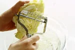 キャベツの切り方(皮むき器でせん切りにの画像