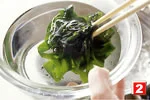 わかめの基本の扱い方(熱湯にくぐらせる(2)の画像