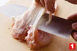 とり肉のむね肉の特徴と基本の扱い方(むね肉の下ごしらえ(1)の画像