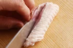 とり肉の手羽(手羽元、手羽先、手羽中)の特徴と基本の扱い方(手羽中の下ごしらえの画像