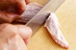 とり肉の手羽(手羽元、手羽先、手羽中)の特徴と基本の扱い方(手羽先の下ごしらえの画像