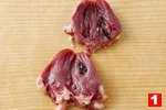 とり肉のレバーの特徴と基本の扱い方(レバーの下ごしらえ(1)の画像