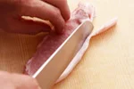 豚肉のロースの特徴と基本の扱い方(とんカツ用（厚切り）の下ごしらえ（１）の画像