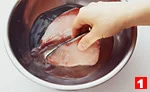 ぶりの基本の扱い方(塩水で洗って水けをふく(1)の画像