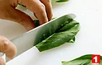 チンゲン菜の基本の扱い方(葉と軸（肉厚の部分）を分けて切る（１）の画像