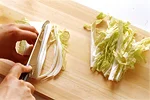 白菜の切り方(繊維に沿って切るの画像