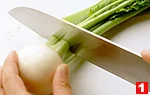 かぶの基本の扱い方(茎を残して皮をむく（１）の画像