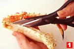 かにのゆでた身の取り出し方(たらばがに)(足〜殻をはずして取り出す方法(1)の画像